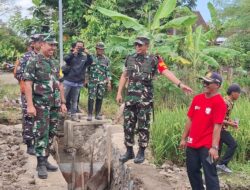 Tim Wasev TNI Tinjau Pembangunan Saluran Irigasi TMMD di Desa Kesilir