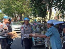 Polresta Banyuwangi Peduli Dengan Bagikan Nasi Kotak untuk Warga