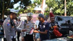 Polisi Gelorakan Semangat Nasionalisme Ratusan Bendera Merah Putih Dibagikan untuk Pengemudi di Bondowoso