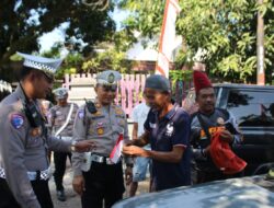 Polisi Gelorakan Semangat Nasionalisme Ratusan Bendera Merah Putih Dibagikan untuk Pengemudi di Bondowoso