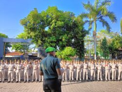 Dandim 0825/Banyuwangi Pimpin Upacara Bendera di SMA Negeri 1 Giri Taruna Bangsa Dan Berikan Motivasi