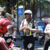 Polres Gresik Bagikan Bendera dan Pin Merah Putih di Jalan Tanamkan Semangat Kemerdekaan