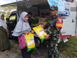 Babinsa Koramil Rogojampi Dampingi Pasar Murah Bulog, Bantu Penuhi Kebutuhan Sembako Warga