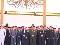 Kasdim 0825/Banyuwangi Hadiri Upacara Penganugerahan Tanda Kehormatan Satya Lencana Karya