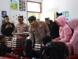 Polresta Banyuwangi Luncurkan Program Pemenuhan Gizi, Bagikan 1.218 Paket Makanan ke 13 Sekolah