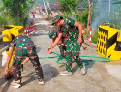 Satgas TMMD Bersama Masyarakat Bersihkan Jembatan Jelang Peresmian