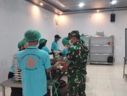Babinsa Desa Wringinagung Koramil 0825/06 Gambiran Dampingi Distribusi Makanan Bergizi, Pastikan Bantuan Tepat Sasaran