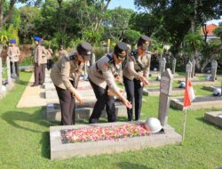 Polwan Mabes Polri Gelar Ziarah dan Tabur Bunga di TMP Kalibata Peringati Hari Jadi ke-77