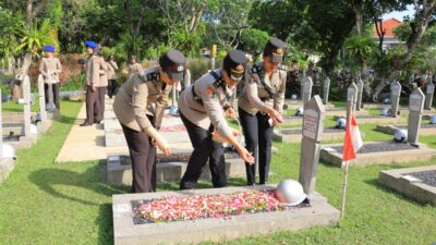 Polwan Mabes Polri Gelar Ziarah dan Tabur Bunga di TMP Kalibata Peringati Hari Jadi ke-77