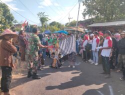 Koramil Wongsorejo Jaga Keamanan Acara Karnaval Peringatan HUT RI ke-80 di Desa Sidowangi