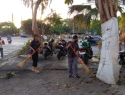 Ojol dan Warga Kompak Bersihkan Pos Polisi yang Dibakar Massa di Surabaya