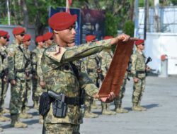 29 Siswa Dikkopaska Resmi Kenakan Baret Merah Komando