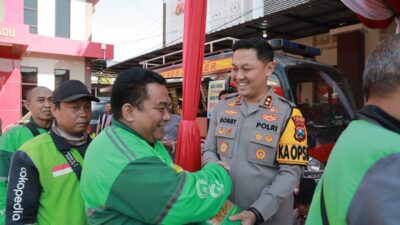 Polres Jember Gelar Pasar Murah, Driver Ojol Ikut Senang Dapat Sembako Murah