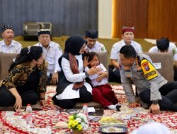 Rindu Ibu, Siswa Sekolah Rakyat Banyuwangi Menangis di Pelukan Bupati Ipuk