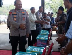 Kapolda Jatim Serahkan Bantuan Sembako untuk Nelayan Pacitan di Hari Lalu Lintas Bhayangkara ke-70