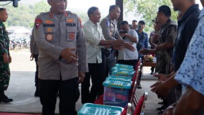 Kapolda Jatim Serahkan Bantuan Sembako untuk Nelayan Pacitan di Hari Lalu Lintas Bhayangkara ke-70