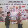 Ketum PW-FRN Agus Flores Serahkan Cinderamata kepada Kalapas Banyuwangi