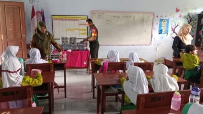 Babinsa Dampingi Pendistribusian Program Makan Bergizi Gratis di Wringin Putih