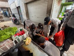 Siswa Diktukba Polri SPN Polda Jatim Punguti Sampah di Pasar Mojokerto, Pedagang: “Bikin Hati Adem”