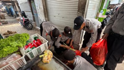 Siswa Diktukba Polri SPN Polda Jatim Punguti Sampah di Pasar Mojokerto, Pedagang: “Bikin Hati Adem”
