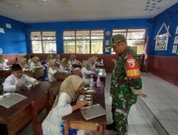 Babinsa Koramil 0825/20 Songgon Dampingi Distribusi Makan Bergizi Gratis Uuntuk 2.805 Siswa