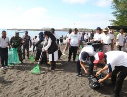 World Cleanup Day, Ratusan Warga Bersihkan Pantai Seranite Banyuwangi