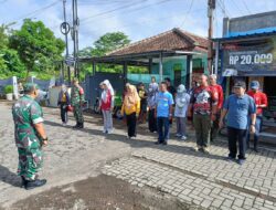 Babinsa Boyolangu Turun Tangan Bersihkan Parit Bersama Warga
