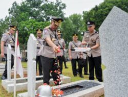 Jelang Hari Lalu Lintas Bhayangkara ke-70, Kakorlantas Polri Ziarah dan Tabur Bunga di TMP Kalibata