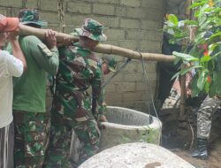 Sinergi TNI dan Banser, Koramil 0825-19/ Sempu Laksanakan Karya Bakti Bedah Rumah di Desa Temuasri