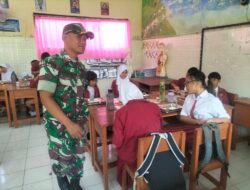 Sukseskan Pendampingan MBG ,Babinsa Koramil 0825/01 Banyuwangi Kawal Pendistribusian Makanan Bergizi Gratis di Sekolah