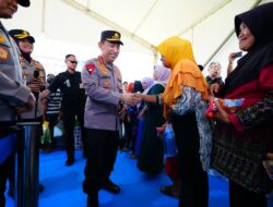 Kapolri Berikan Bansos dan Salurkan Bahan Pangan Murah di Semarang