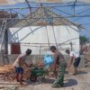 TNI Koramil 06 Gambiran Gotong Royong Bongkar Rumah Warga Kurang Mampu