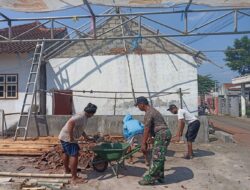 TNI Koramil 06 Gambiran Gotong Royong Bongkar Rumah Warga Kurang Mampu
