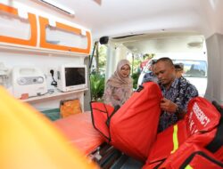 Tingkatkan Layanan Kesehatan, Bupati Ipuk Kembali Serahkan 7 Ambulans ke Puskesmas