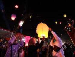 Ditutup dengan Pelepasan 1.000 Lampion, Kaliploso Hartimoon Carnival 2025 di Banyuwangi Berlangsung Meriah