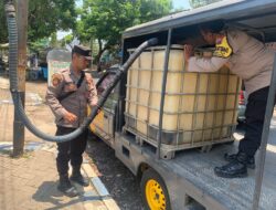 Polisi Tangani Kekeringan di Winongan Pasuruan Sulap Mobil Patroli Jadi Armada Air Bersih