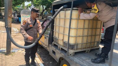 Polisi Tangani Kekeringan di Winongan Pasuruan Sulap Mobil Patroli Jadi Armada Air Bersih