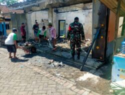 Babinsa Turut Serta dalam Pembersihan Pasca Kebakaran di Desa Kaligondo