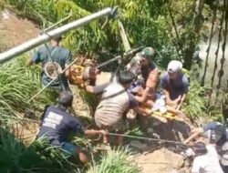 Babinsa Koramil 0825/20 Songgon Evakuasi Warga Jatuh Dari Tebing Sungai Binau
