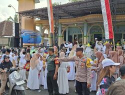 Harmoni Tiga Pilar: Babinsa dan Bhabinkamtibmas Hadiri Peringatan Maulid Nabi di Banyuwangi, Diikuti Langsung Bupati Via Zoom