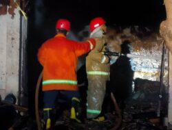 Bekas Kantor KUD di Bajulmati Terbakar, Diduga Akibat Kebocoran Gas LPG, Kerugian Ditaksir Capai Rp300 Juta