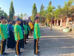 Babinsa Koramil 0825-11/Pesanggaran, Melatih PBB dalam rangka Latihan Dasar Kepemimpinan dan Manajemen Siswa (LDKMS) Tahun Pelajaran 2025/2026