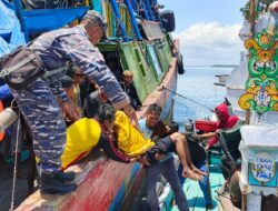 Tim SAR Muncar Evakuasi Korban Kebakaran Kapal di Perairan Selatan Lombok Satu ABK Tewas, Tujuh Luka Berat, dan 17 Selamat