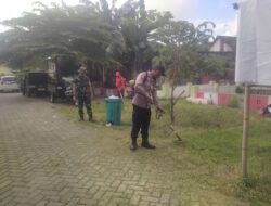 Babinsa Koramil Rogojampi Gandeng Warga Timurejo Bersihkan Rumput Liar di Bahu Jalan