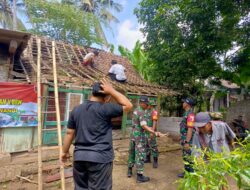 Anggota Koramil 0825-21/Kalipuro Bergotong Royong Membangun Rutilahu