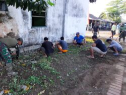 Anggota Posramil 0825/23 Tegalsari Laksanakan Kerja Bakti Dusun Blokagung Desa Karangdoro