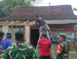Babinsa Koramil 0825/17 Muncar Bersama Warga Gotong Royong Renovasi Rumah Tidak Layak Huni (RUTILAHU)