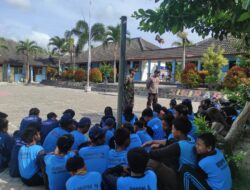 Babinsa dan Bhabinkamtibmas Latih Tata Cara Upacara Bendera di SMPN 4 Siliragung