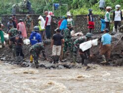 Gotong Royong Atasi Dampak Banjir, Babinsa Kalibaru dan Warga Keruk Endapan Dam Singo Latri untuk Jaga Ketahanan Pangan