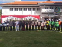Momentum HUT ke-80 Jatim, Bupati Ipuk Bagikan Helm dan Rompi kepada Driver Ojol dan Ojek Konvensional